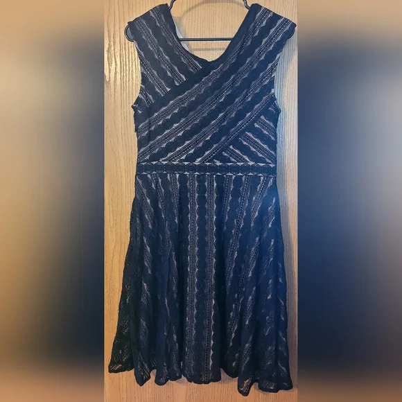 Black lace dress with nude color slip Size 10 - Picture 3 of 3